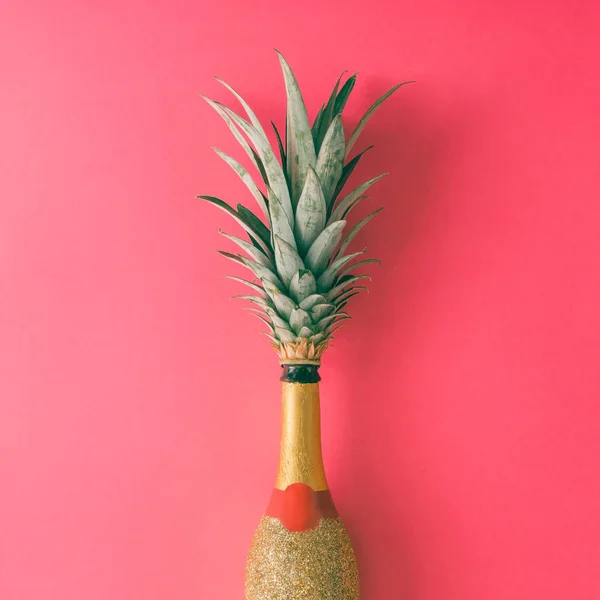 Botella de champán con hojas de piña — Foto de Stock