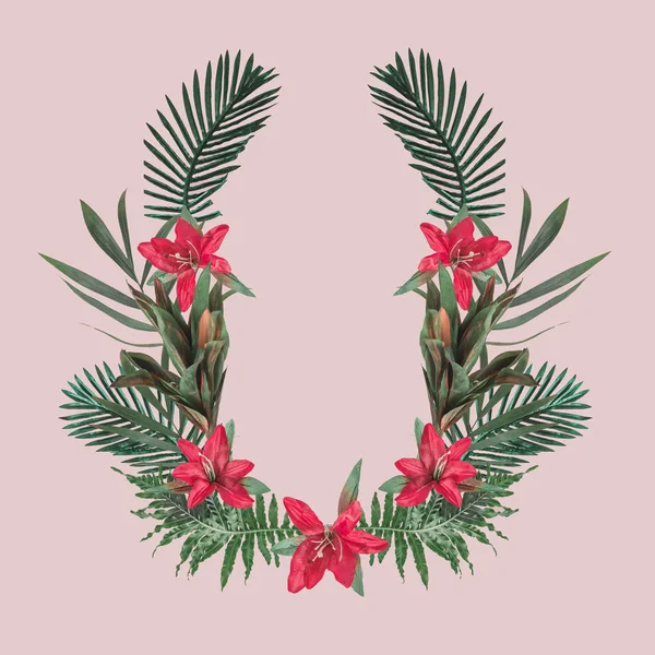 Motif avec des fleurs et des feuilles de palmier — Photo