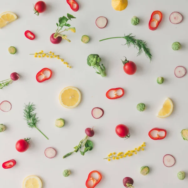 Pattern of lemons and tomatoes with pepper and flowers — Stock Photo, Image