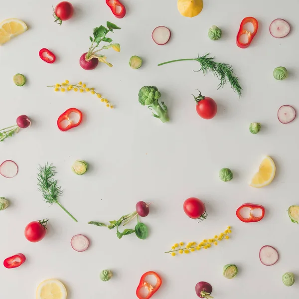 Wzór z cytryn i pomidory z papryką i kwiaty — Zdjęcie stockowe