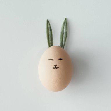 Paskalya yortusu yumurta bunny kulaklar ve yüz