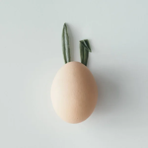 復活祭の卵バニーの耳を持つ — ストック写真