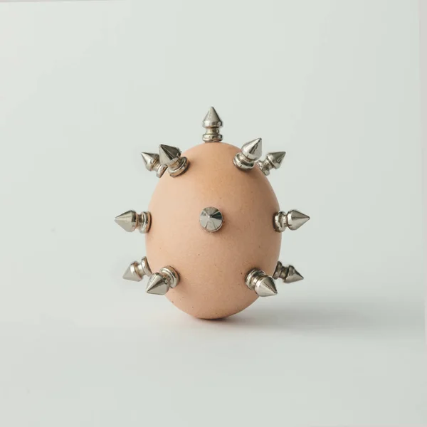Velikonoční vajíčko s kovové trny — Stock fotografie