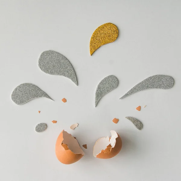 Guscio d'uovo con schizzi d'argento e d'oro — Foto Stock