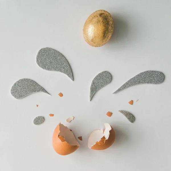 Золотое пасхальное яйцо с брызгами — стоковое фото