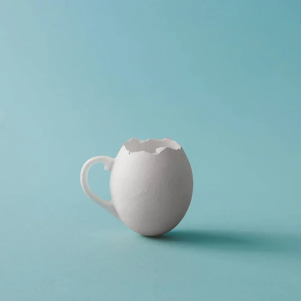 Біла чашка кави у формі яєчної шкаралупи Ліцензійні Стокові Фото
