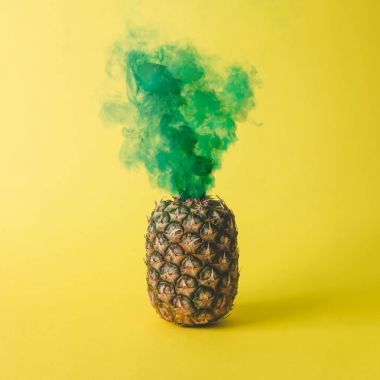 Ananas ile yeşil duman 
