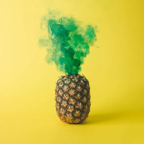 Ananas met groene rook — Stockfoto