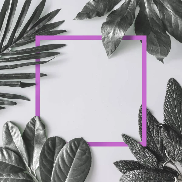 Creative minimal arrangement of dark leaves with pink — Stock Photo, Image