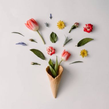 Dondurma külahı ile renkli çiçekler 