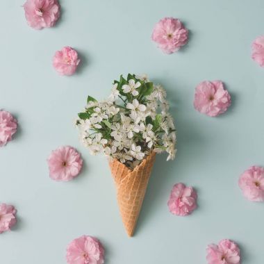 Dondurma külahı çiçek ve yaprakları ile