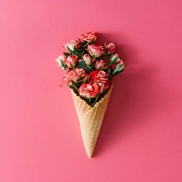 Cono gelato con fiori di rosa — Foto Stock