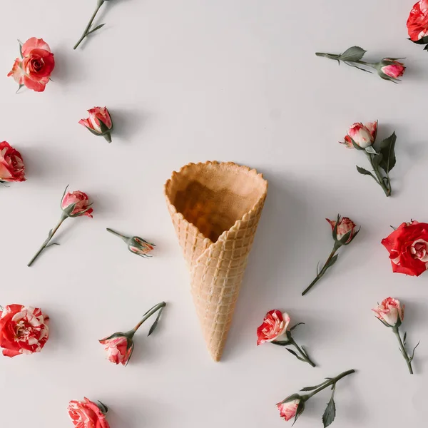 Cono de helado con patrón de flores de colores —  Fotos de Stock