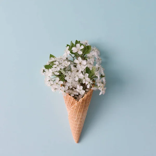 Конус мороженого с цветами и листьями — стоковое фото