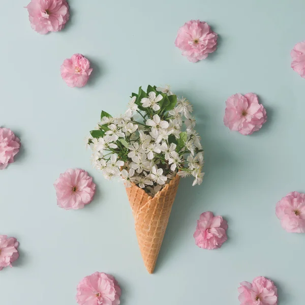 Dondurma külahı çiçek ve yaprakları ile