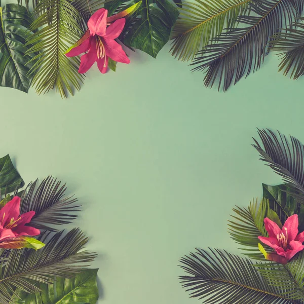 Layout made of tropical leaves and flowers — Stock Photo, Image