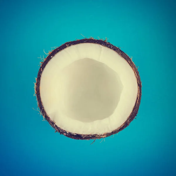 De helft van een rijpe kokosnoot — Stockfoto