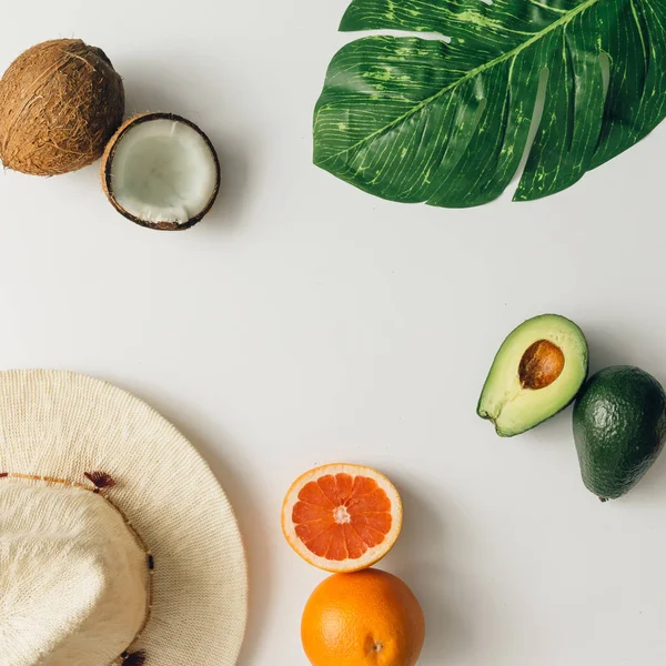 Layout feito de frutas e chapéu — Fotografia de Stock