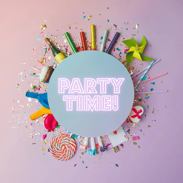 Partij confetti en ballonnen met streamers — Stockfoto