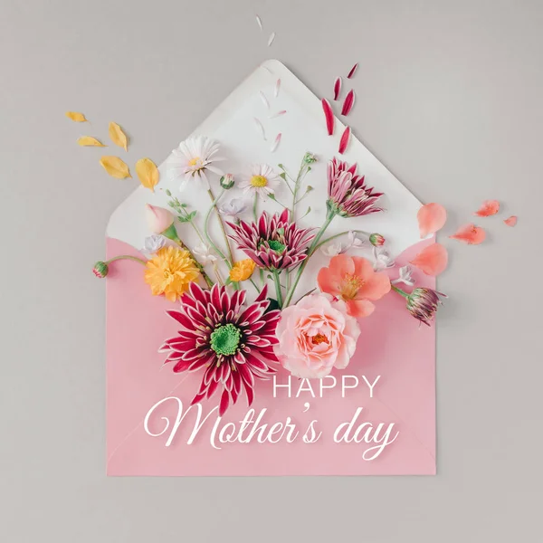 Pink envelope full of flowers — Stock Photo, Image