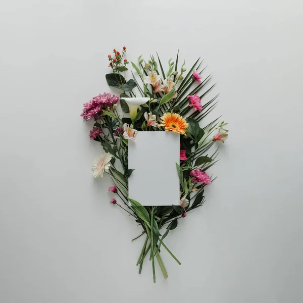 Layout de flores criativo com nota de cartão de papel — Fotografia de Stock
