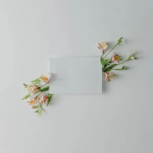 Layout de flores criativo com nota de cartão de papel — Fotografia de Stock