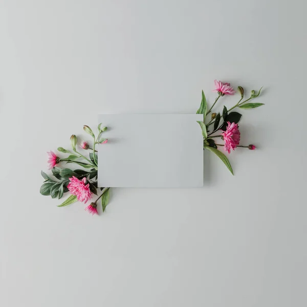 Kreatywnych kwiat układ z Uwaga karty papieru — Zdjęcie stockowe