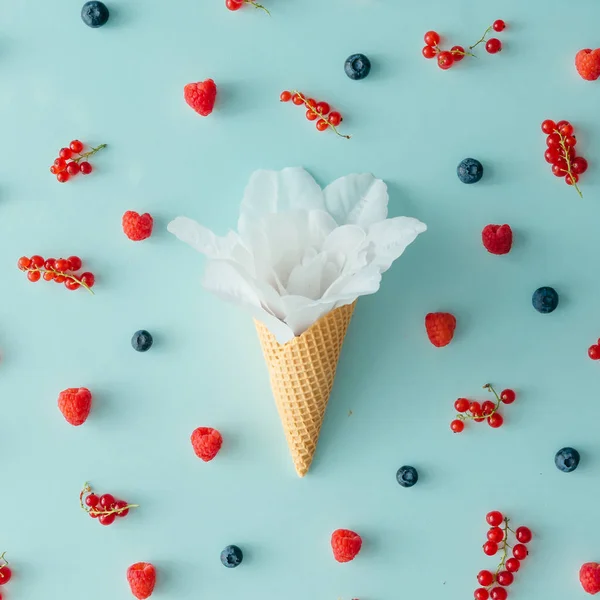 Flor blanca en cono de helado — Foto de Stock