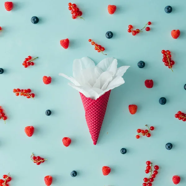 Белый цветок в рожке мороженого — стоковое фото