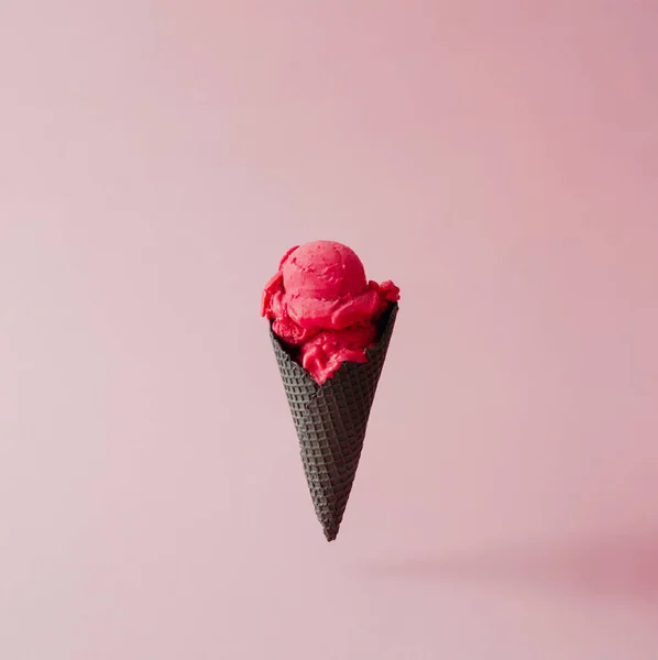 Gelato alla fragola in cono nero — Foto Stock