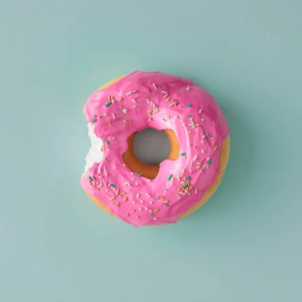 Рожевий засклені пончик — стокове фото