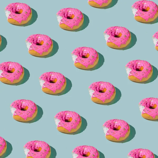 Рожеві глазуровані пончики візерунок — стокове фото