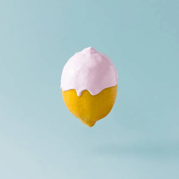 Zitrone mit Eis-Topping — Stockfoto