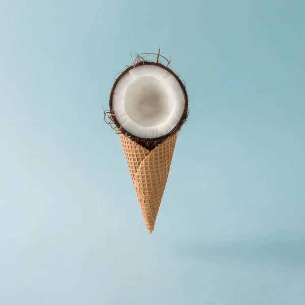 Coco com cone de sorvete — Fotografia de Stock