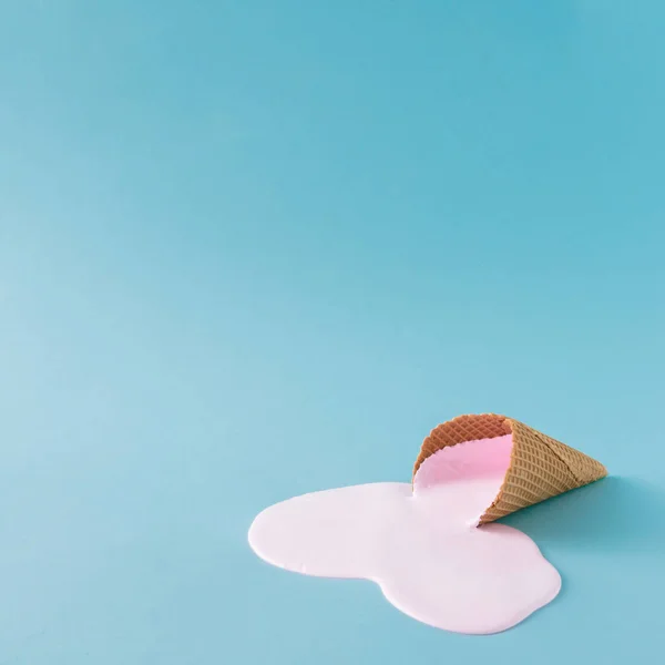 Конус розлитого морозива — стокове фото
