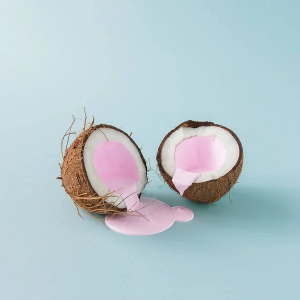 Kokosnoot met roze melk gieten. — Stockfoto