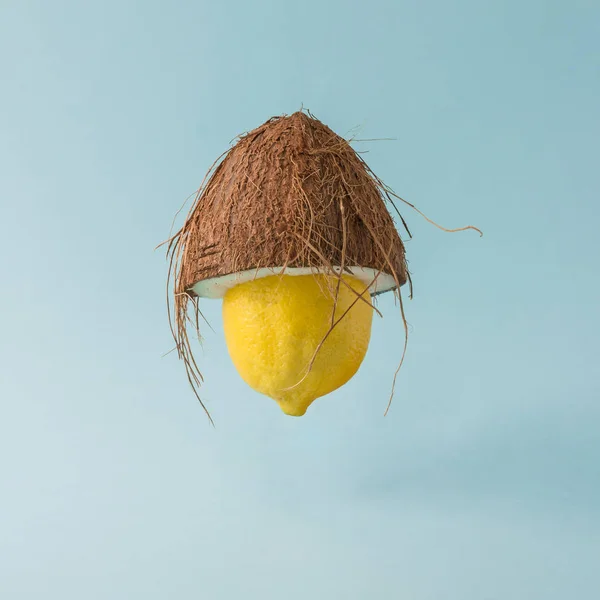 Citron avec chapeau de noix de coco — Photo