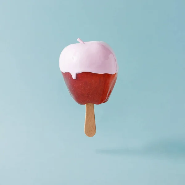Maçã vermelha com pau de sorvete — Fotografia de Stock