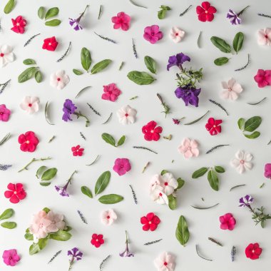 Çiçeklerden yapılmış yaratıcı desen düzeni 