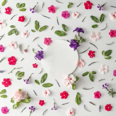 Çiçeklerden yapılmış yaratıcı desen düzeni 