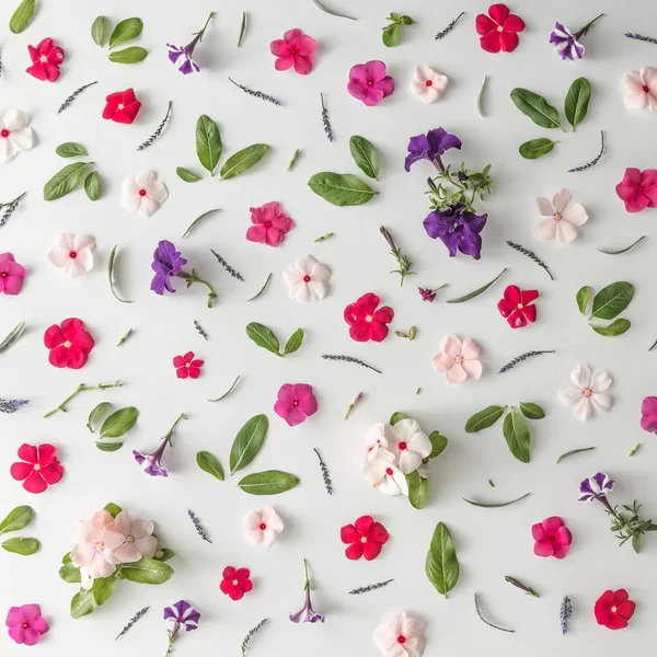 Çiçeklerden yapılmış yaratıcı desen düzeni 