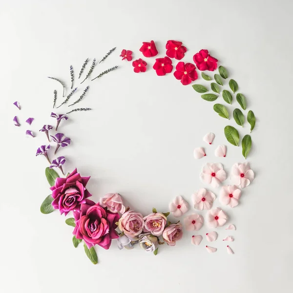 Çiçeklerden yapılmış yaratıcı desen düzeni 