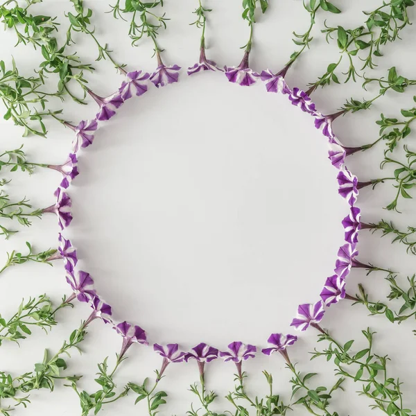 Creatieve patroon lay-out gemaakt van bloemen — Stockfoto