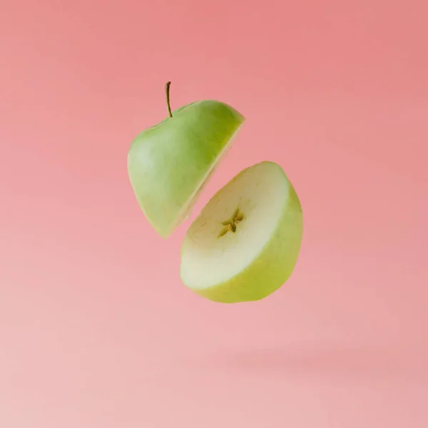 Reifer Apfel in Scheiben geschnitten — Stockfoto