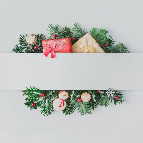 Kerstboom takken met decoratie — Stockfoto
