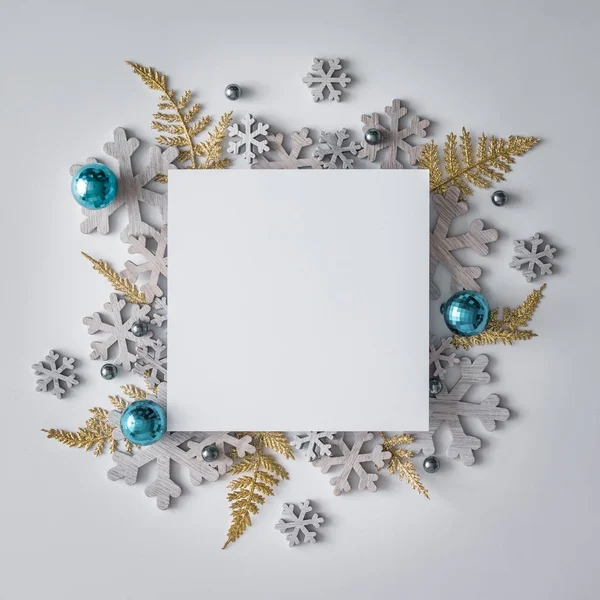 冬季的圣诞装饰和雪花 — 图库照片