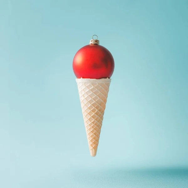 Χριστούγεννα μπιχλιμπίδι στο κώνου παγωτού — Φωτογραφία Αρχείου