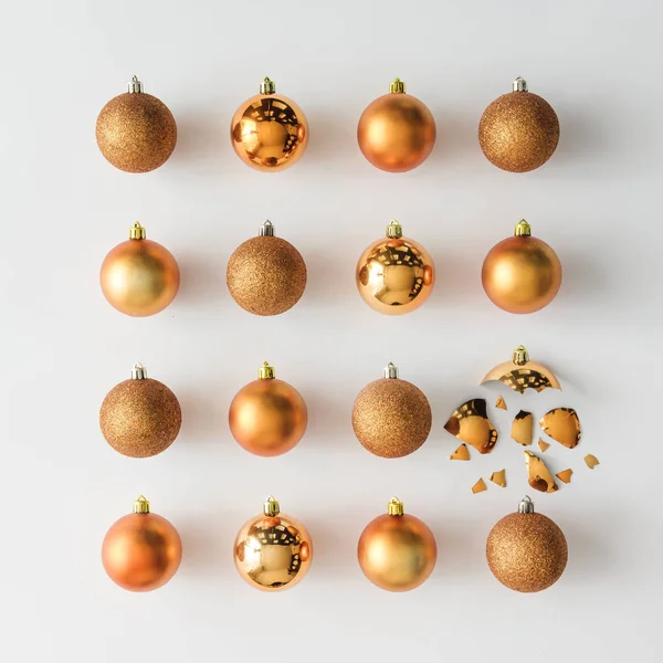 Altın Christmas baubles dekorasyon — Stok fotoğraf