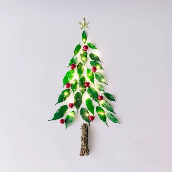 Kerstboom gemaakt van bladeren en bessen — Stockfoto