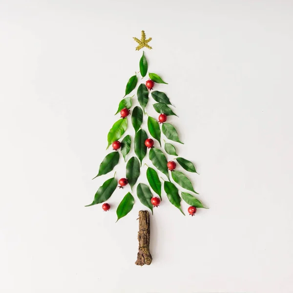 Χριστουγεννιάτικο δέντρο φτιαγμένο από φύλλα και μούρα — Φωτογραφία Αρχείου